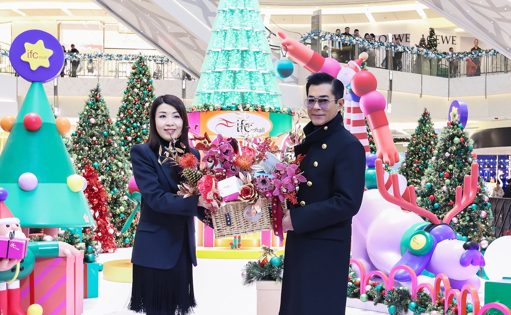 古天乐现身上海ifc商场 点亮「游乐巨型圣诞之旅」开幕仪式