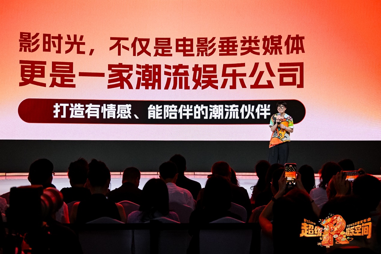 人们在看台上的人和字母AI 生成的内容可能不正确。